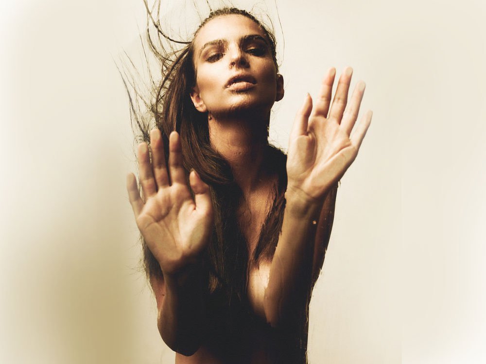 Unter der Dusche mit Emily Ratajkowski 1
