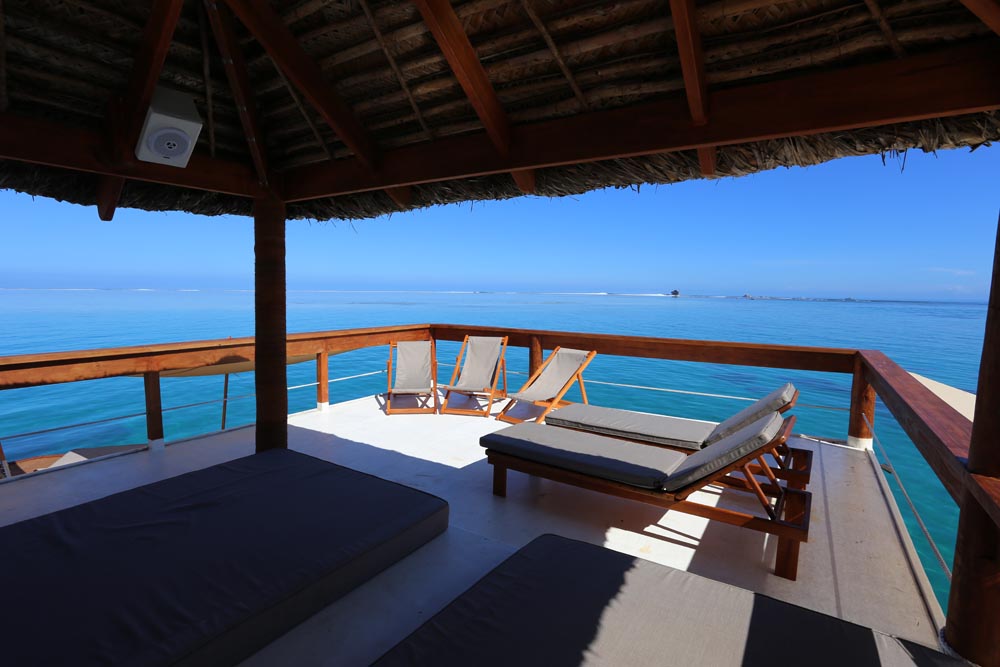 Floating-Bar-Cloud-9-Fiji-02