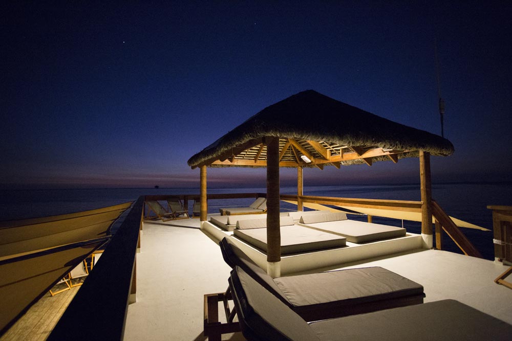 Floating-Bar-Cloud-9-Fiji-11