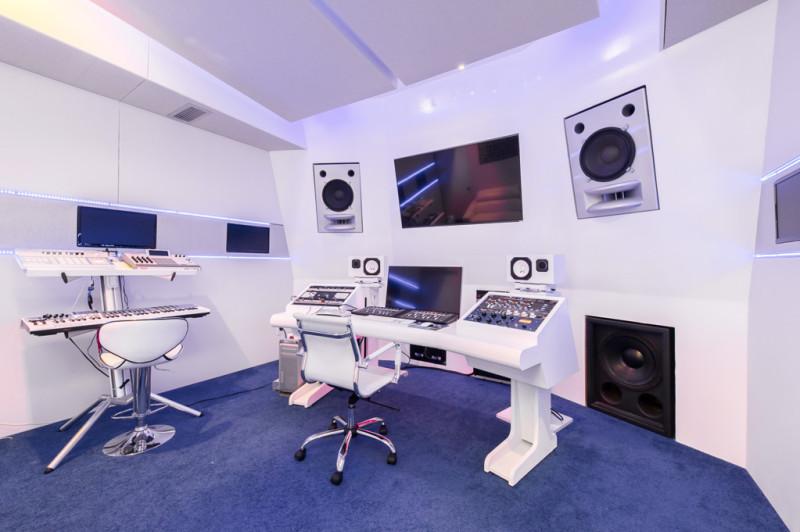 Inside Akon’s Heaven Estate in California 4