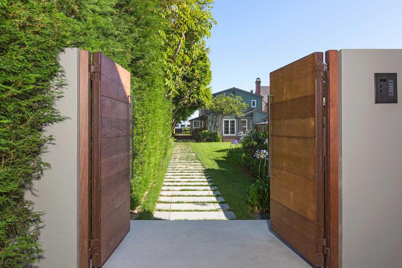 Inside Leonardo DiCaprio’s $17.35 Million Malibu Beach House 19
