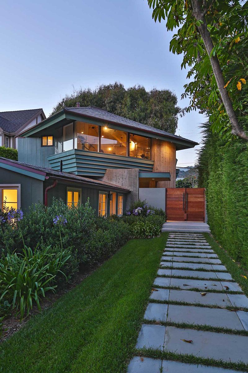 Inside Leonardo DiCaprio’s $17.35 Million Malibu Beach House 2
