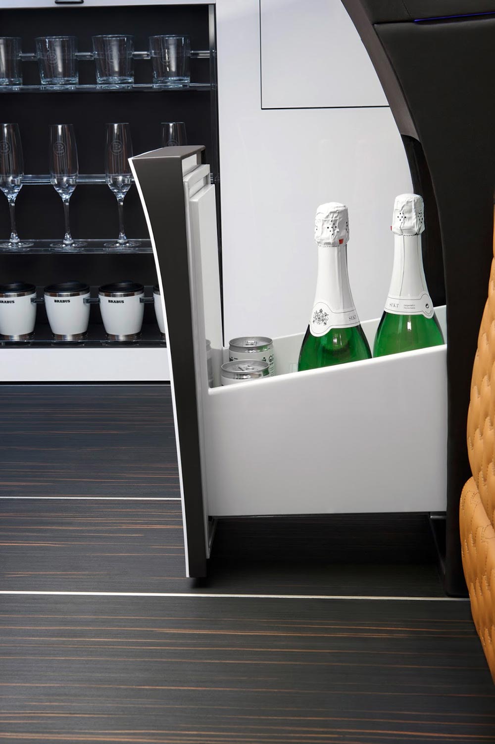 Brabus verwandelt Mercedes Sprinter in eine Business Lounge 8