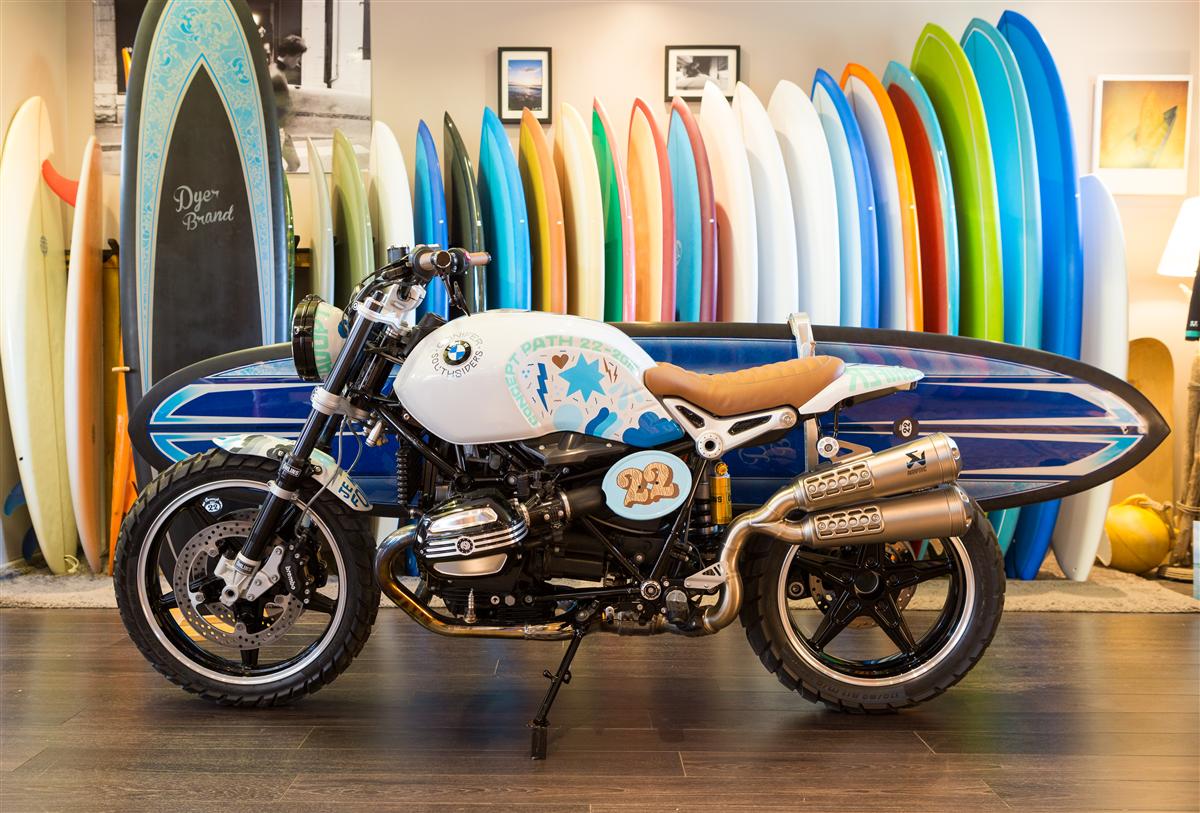 Die BMW Concept Path 22 mit Surfbretthalter 6