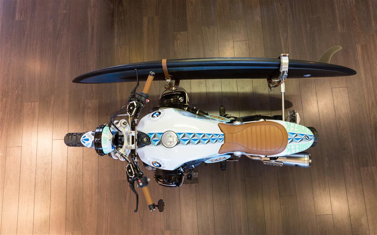 Die BMW Concept Path 22 mit Surfbretthalter 7