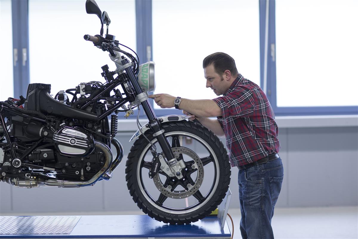 Die BMW Concept Path 22 mit Surfbretthalter 12