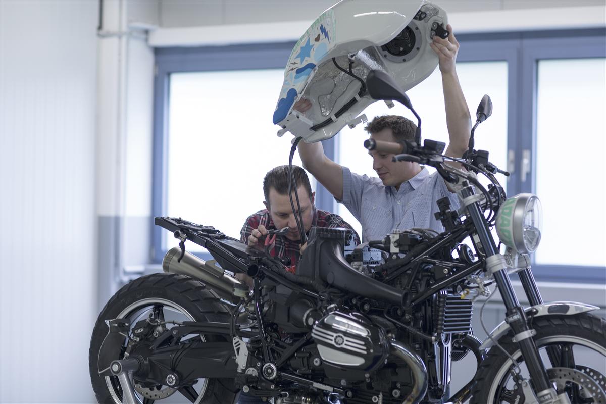 Die BMW Concept Path 22 mit Surfbretthalter 13
