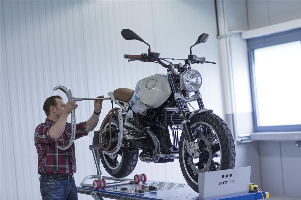 Die BMW Concept Path 22 mit Surfbretthalter 15