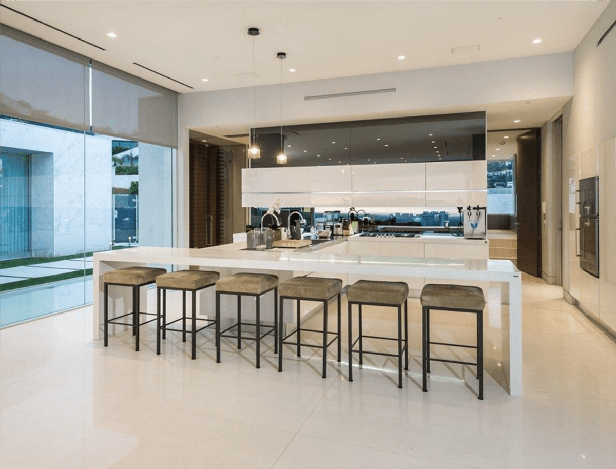 Rent the Winklevoss Mansion in L.A for $150.000 12