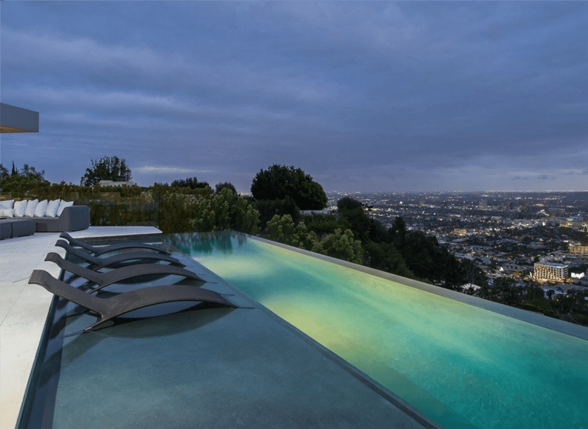 Rent the Winklevoss Mansion in L.A for $150.000 14