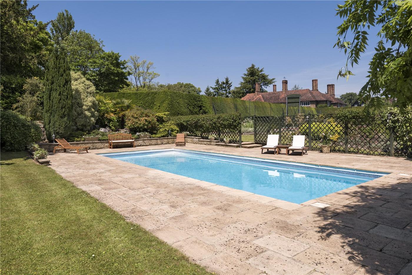 Roger Moore’s $7,5 Million Dollar Residence in England 15