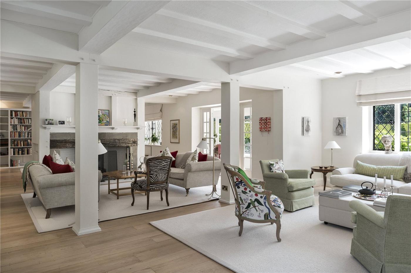 Roger Moore’s $7,5 Million Dollar Residence in England 17