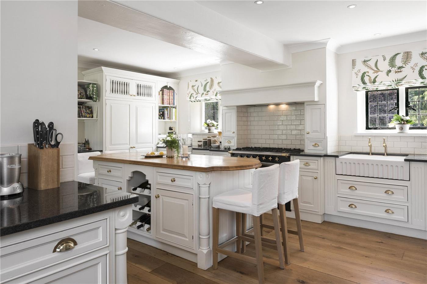 Roger Moore’s $7,5 Million Dollar Residence in England 16