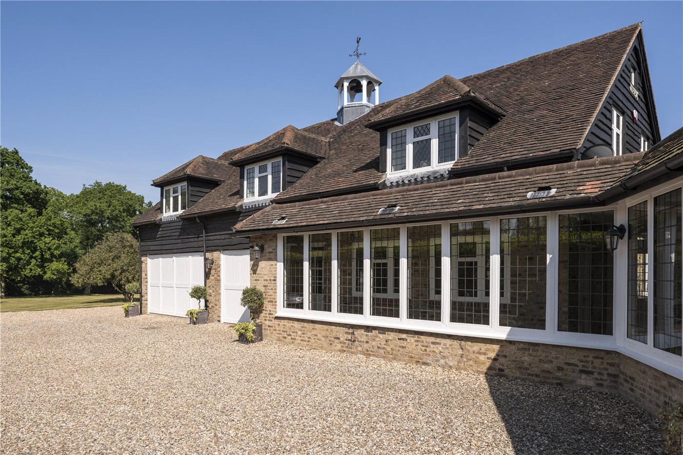 Roger Moore’s $7,5 Million Dollar Residence in England 4