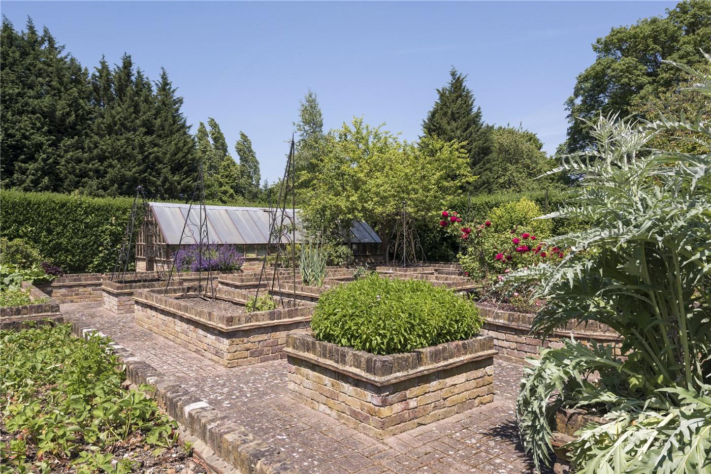 Roger Moore’s $7,5 Million Dollar Residence in England 6