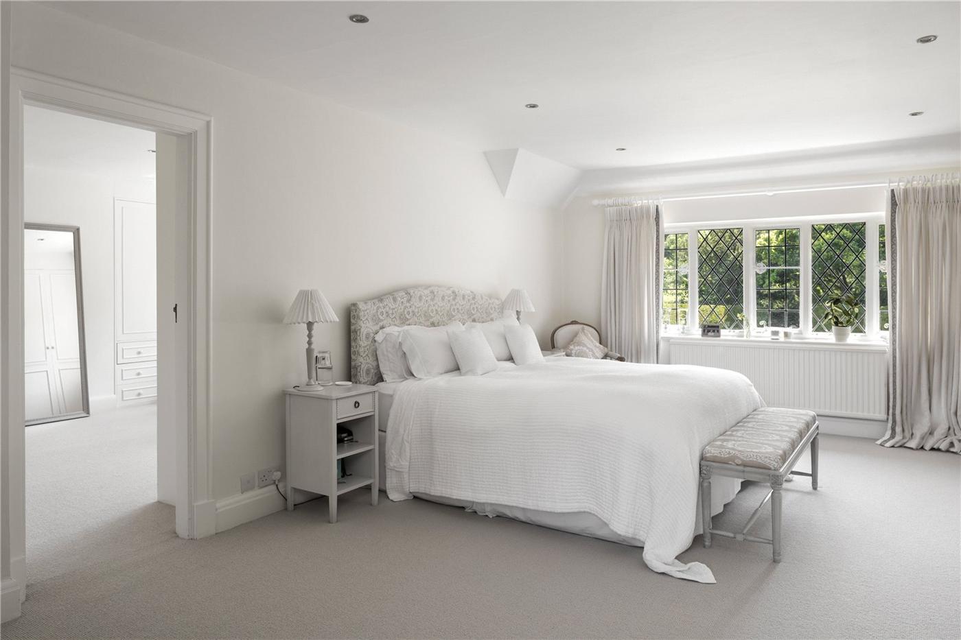 Roger Moore’s $7,5 Million Dollar Residence in England 8
