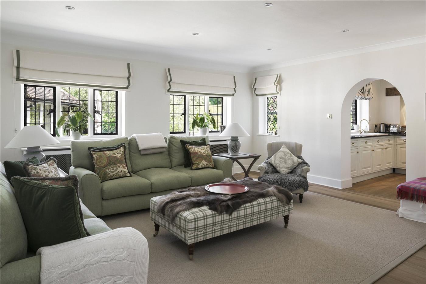 Roger Moore’s $7,5 Million Dollar Residence in England 9