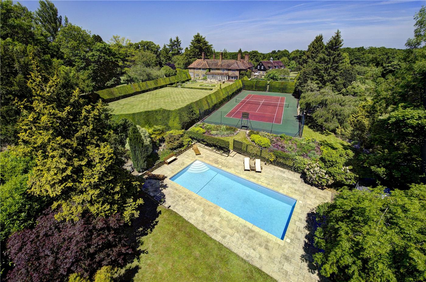 Roger Moore’s $7,5 Million Dollar Residence in England 10