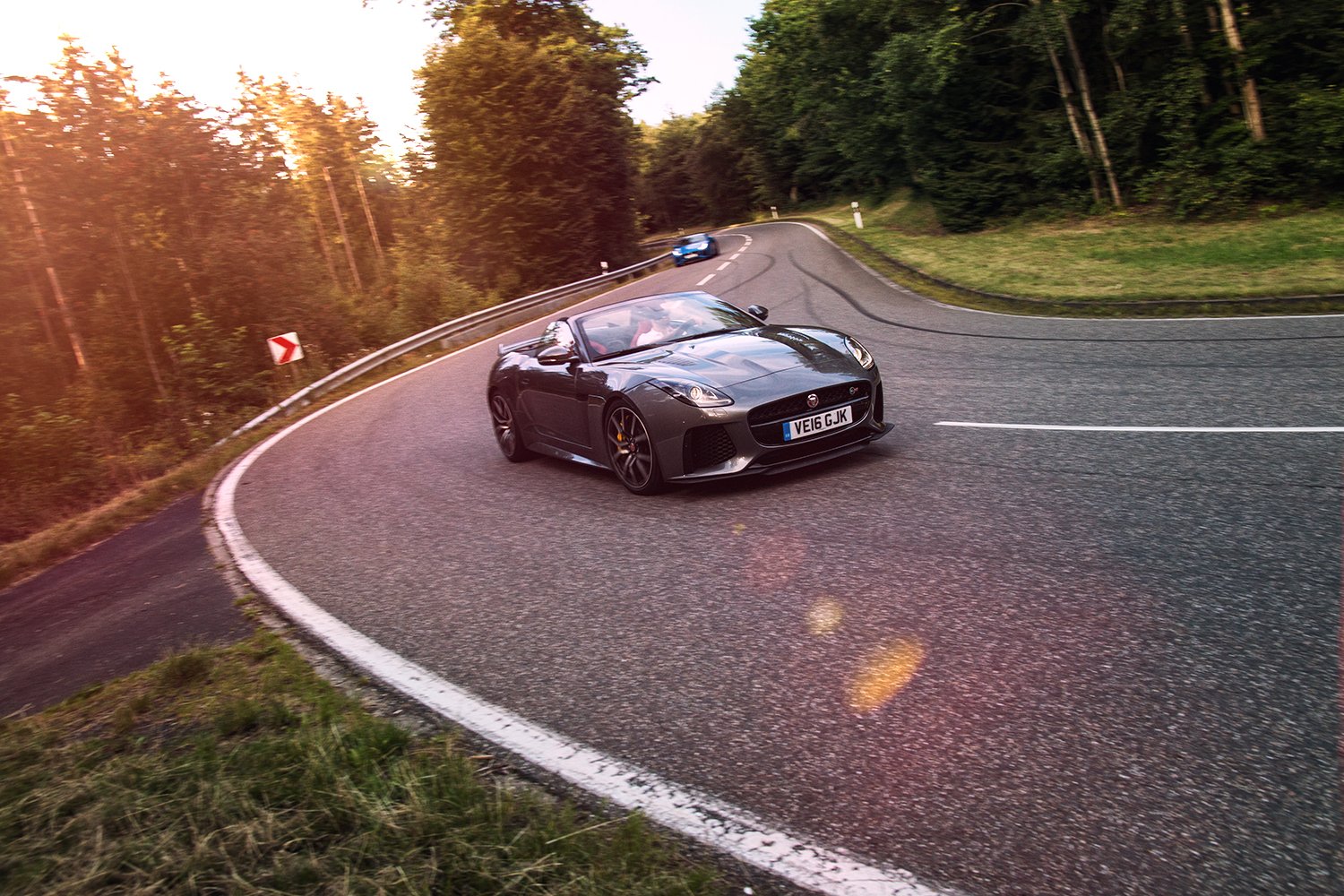 Britische Katzen in der Eifel: Der Jaguar F-Type SVR 2