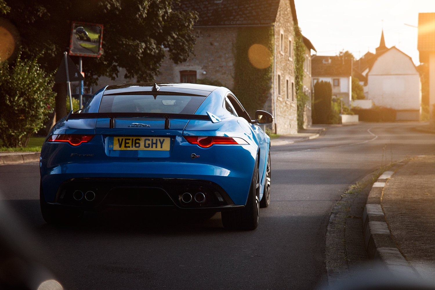 Britische Katzen in der Eifel: Der Jaguar F-Type SVR 9
