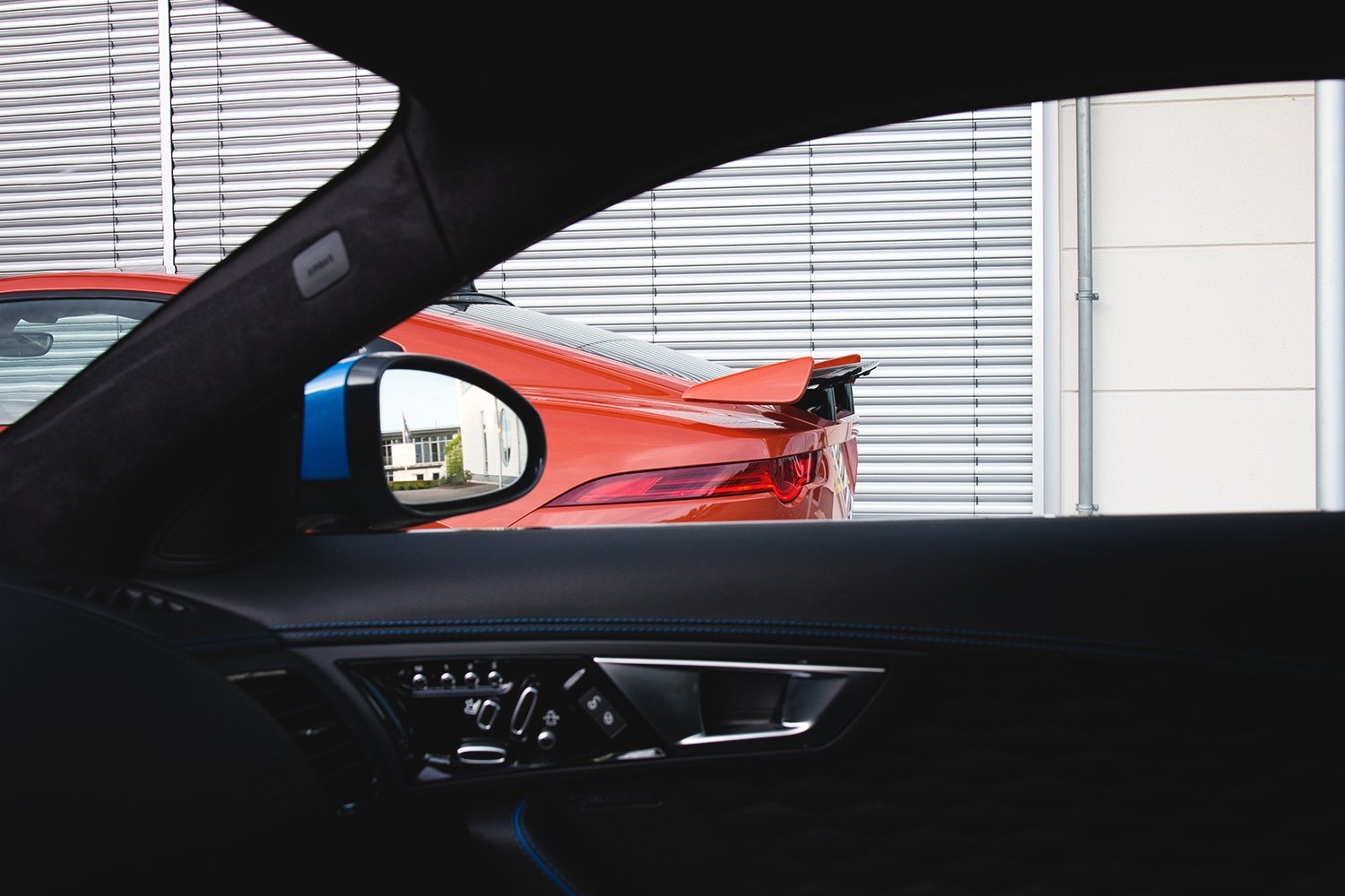 Britische Katzen in der Eifel: Der Jaguar F-Type SVR 13