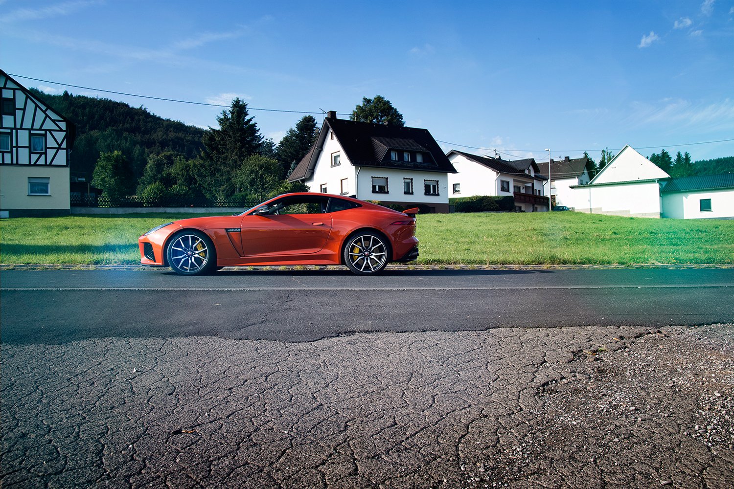 Britische Katzen in der Eifel: Der Jaguar F-Type SVR 11