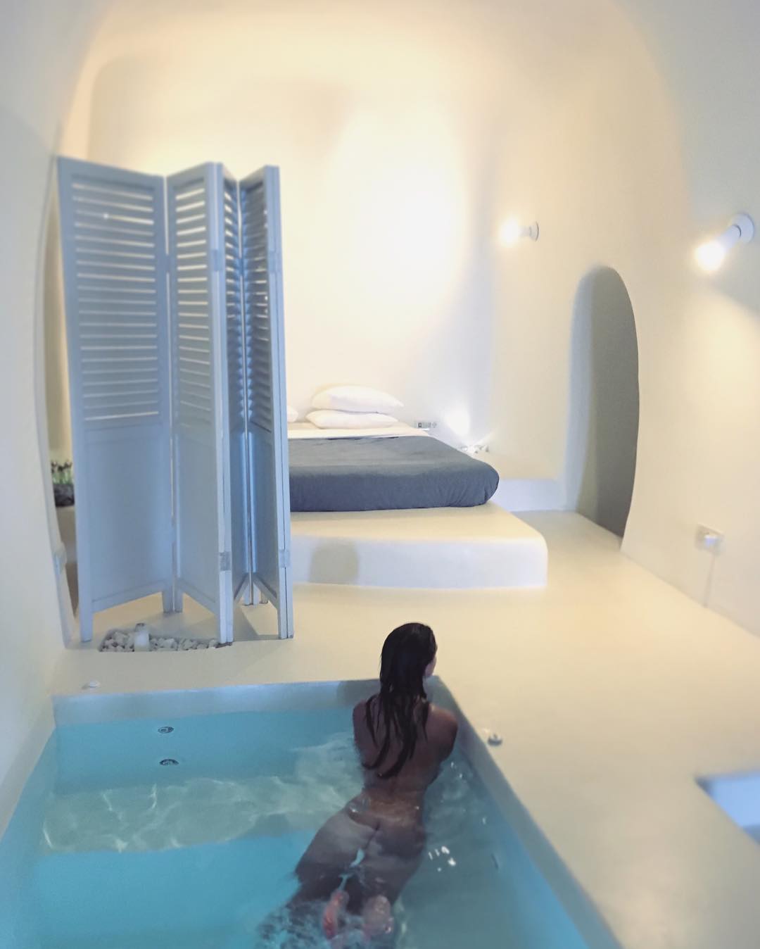 Emily Ratajkowski shares holiday pictures from Santorini 6