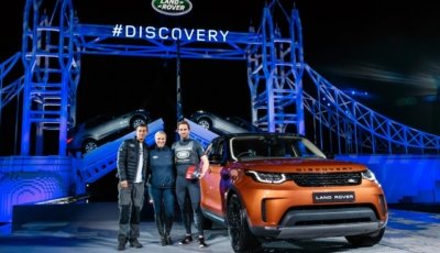 Unveiling The New Land Rover Discovery With Lots of Lego