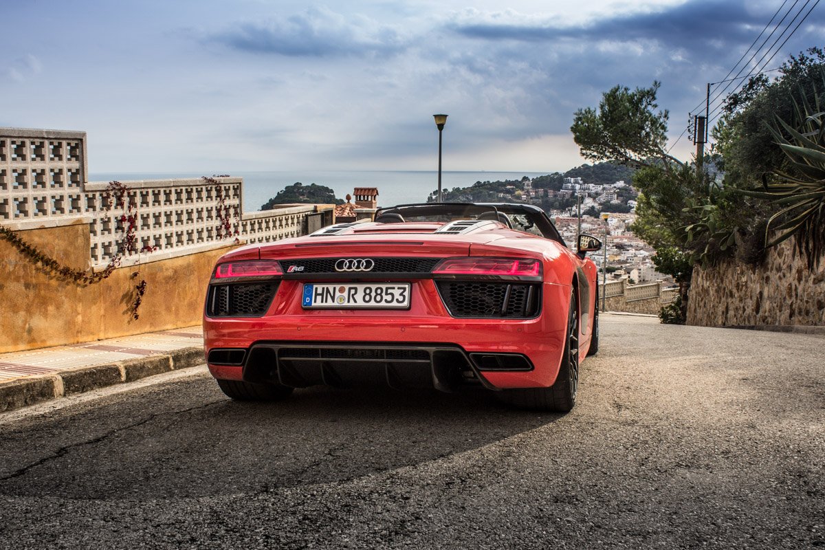Topless V10 Pleasure in Barcelona – The R8 Spyder 11