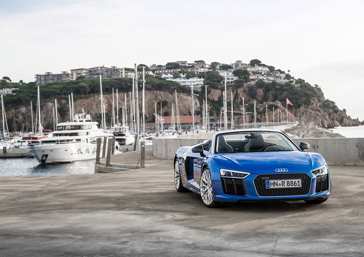 Zerzaustes Haar im neuen Audi R8 Spyder 5