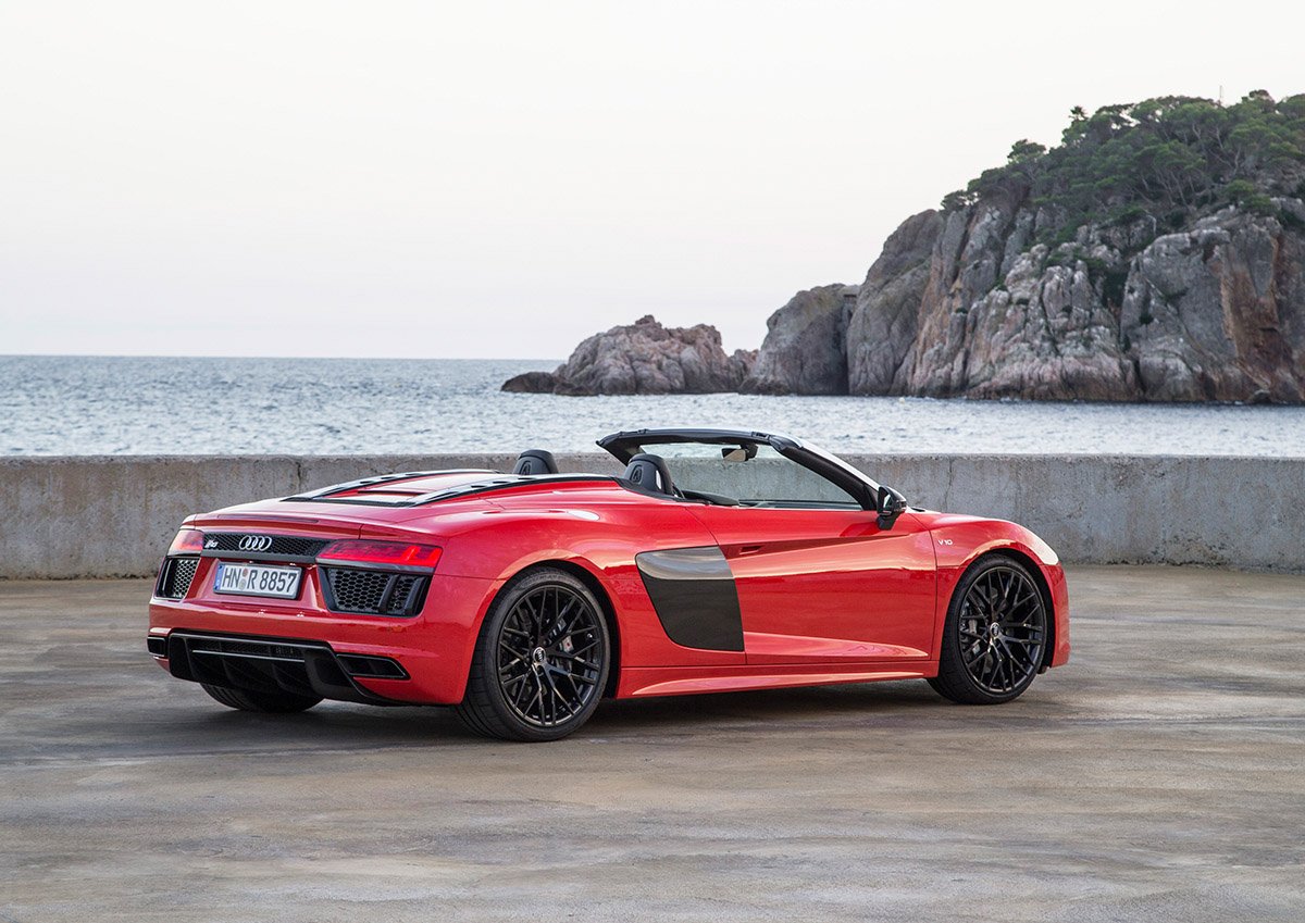 Zerzaustes Haar im neuen Audi R8 Spyder 7