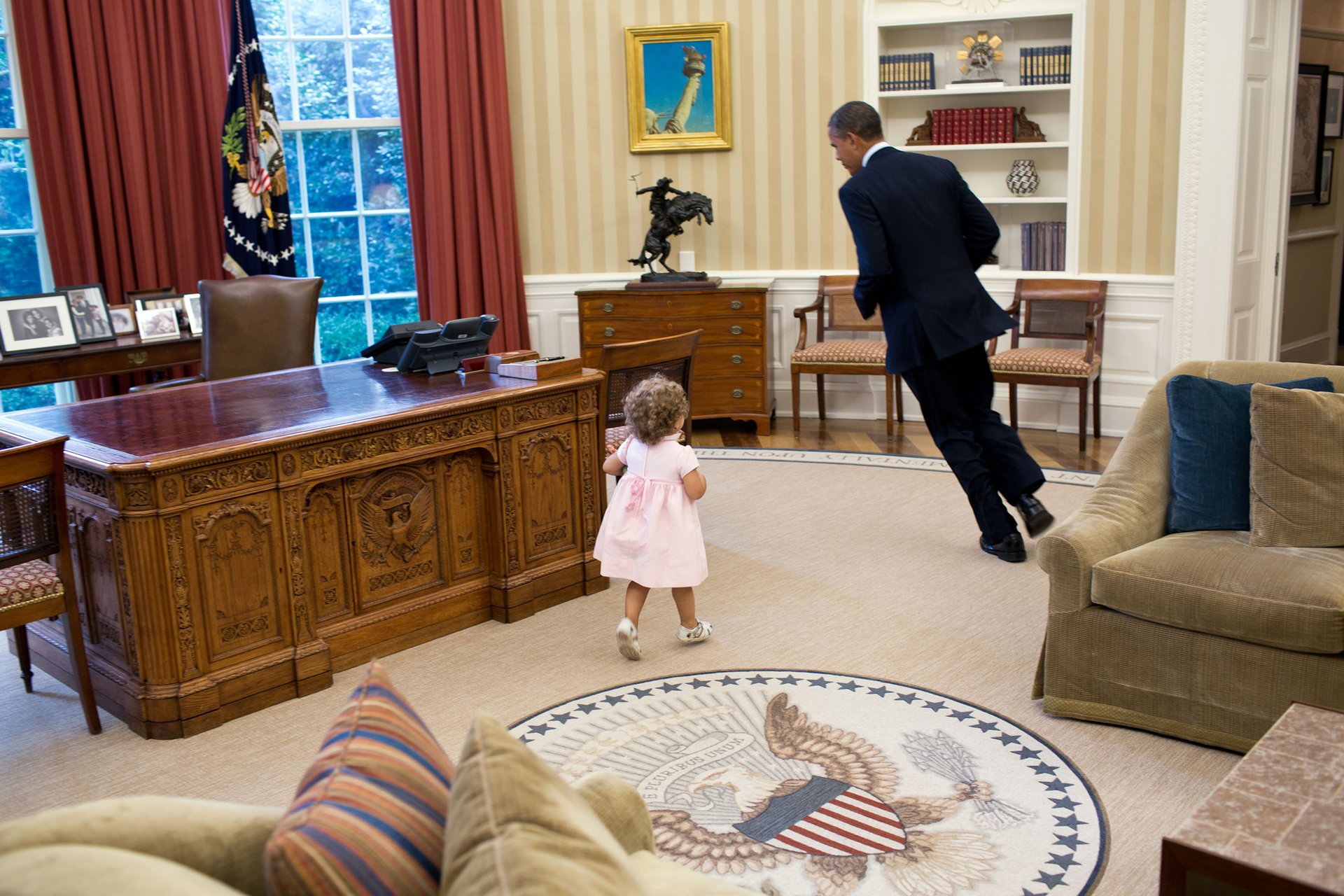 Official White House Photographer Pete Souza Reveals His Favourite Photos Of Obama 11