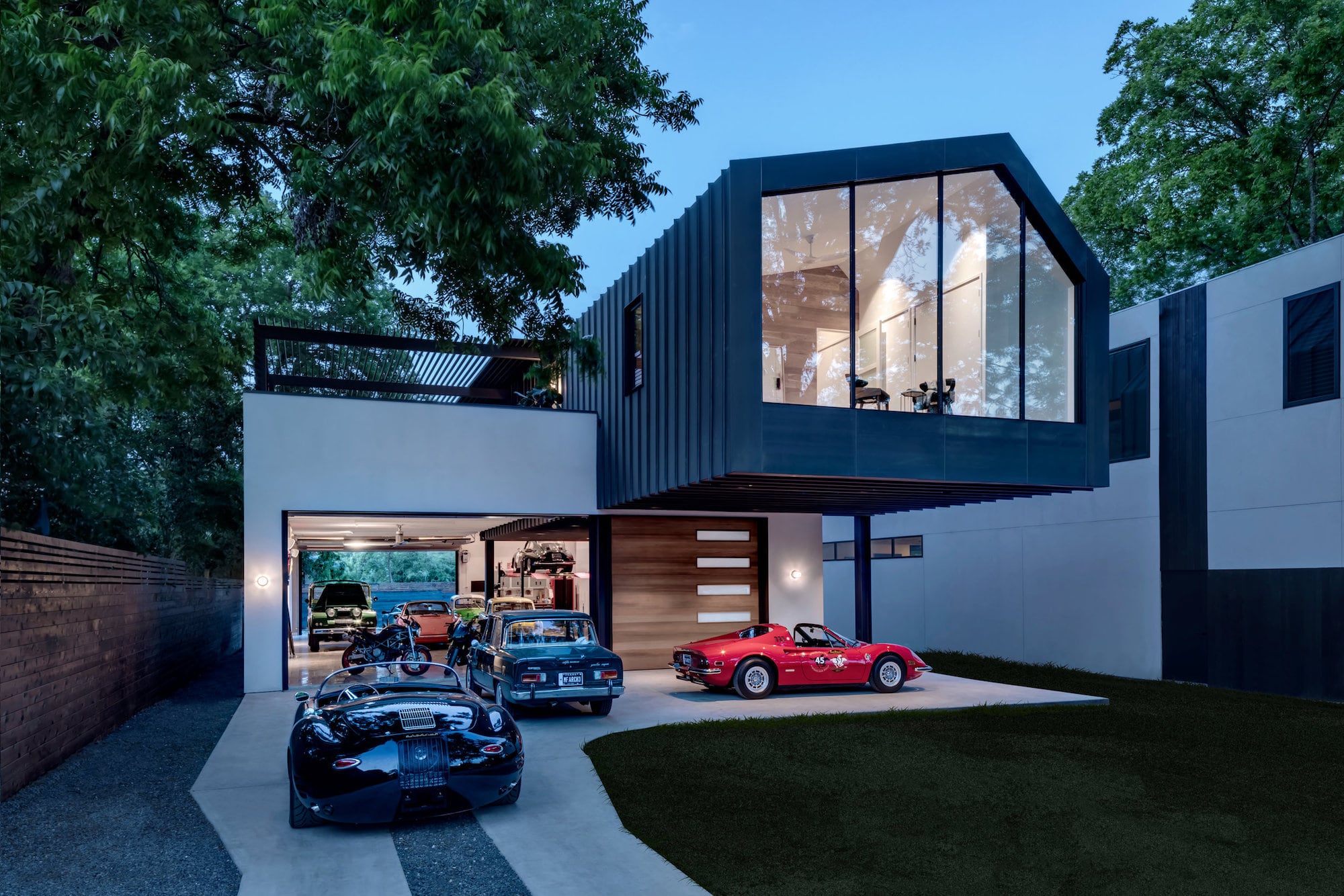 Der Traum eines jeden Autoliebhabers: Das Autohaus von MF Architecture 1