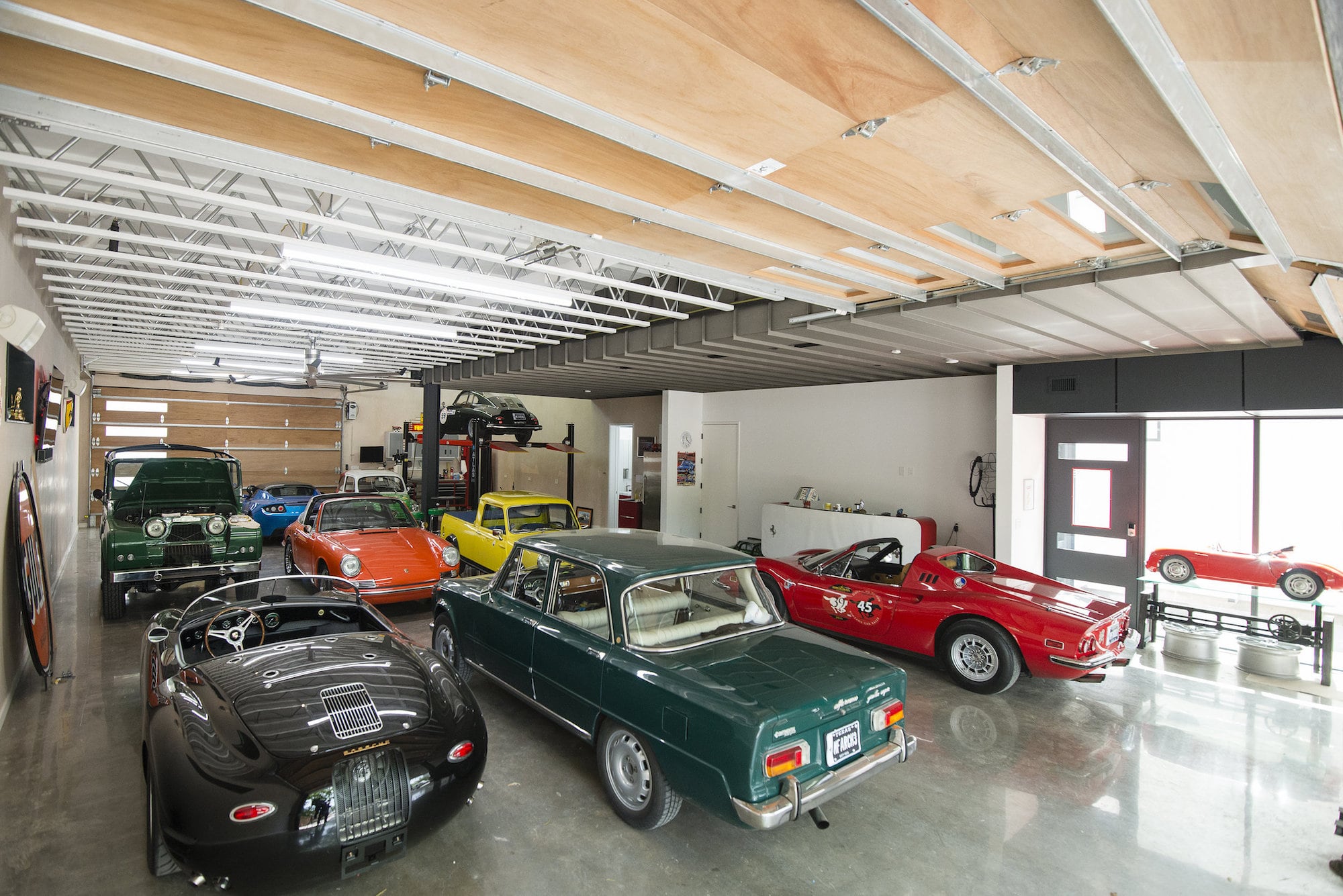 Der Traum eines jeden Autoliebhabers: Das Autohaus von MF Architecture 5