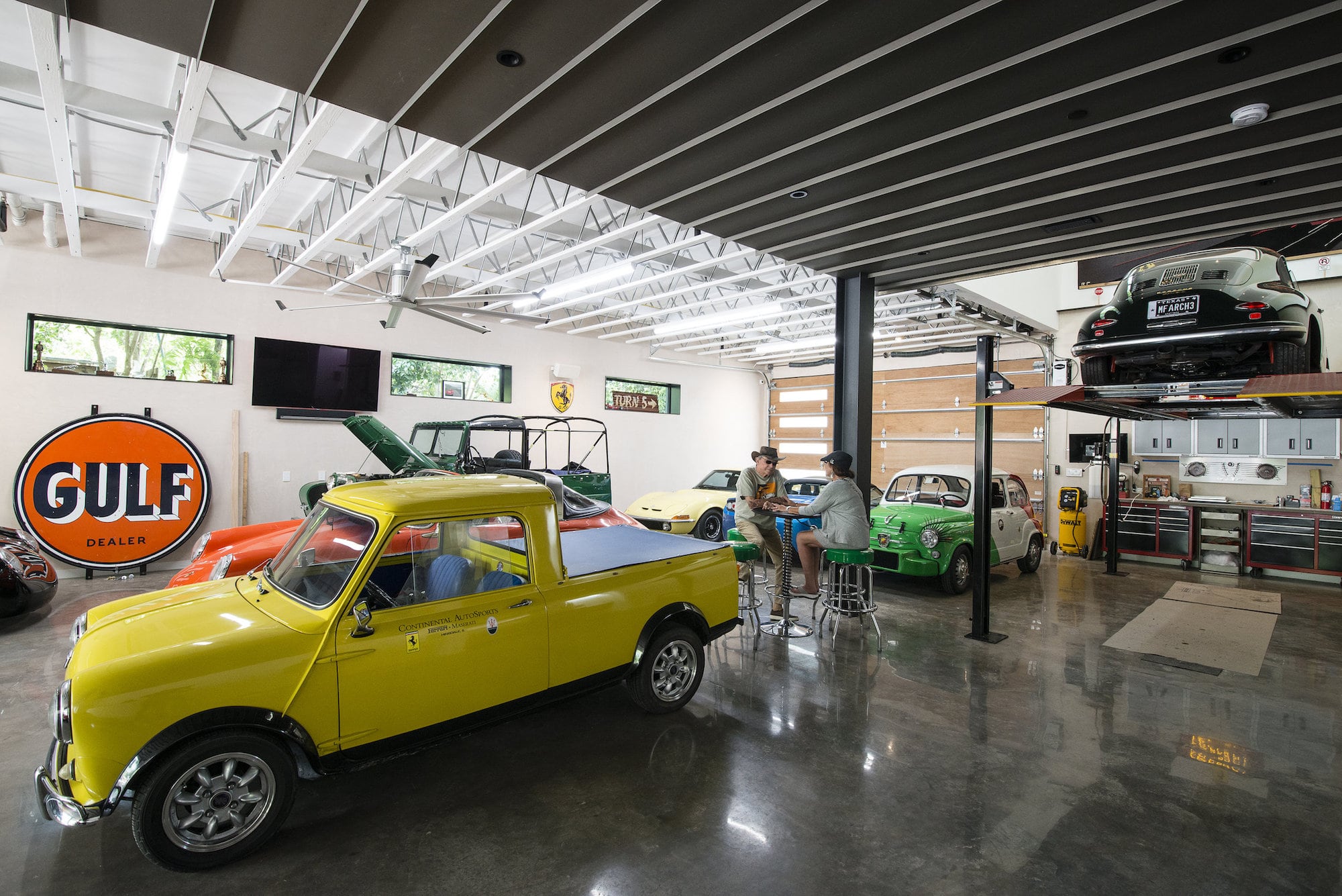 Der Traum eines jeden Autoliebhabers: Das Autohaus von MF Architecture 6