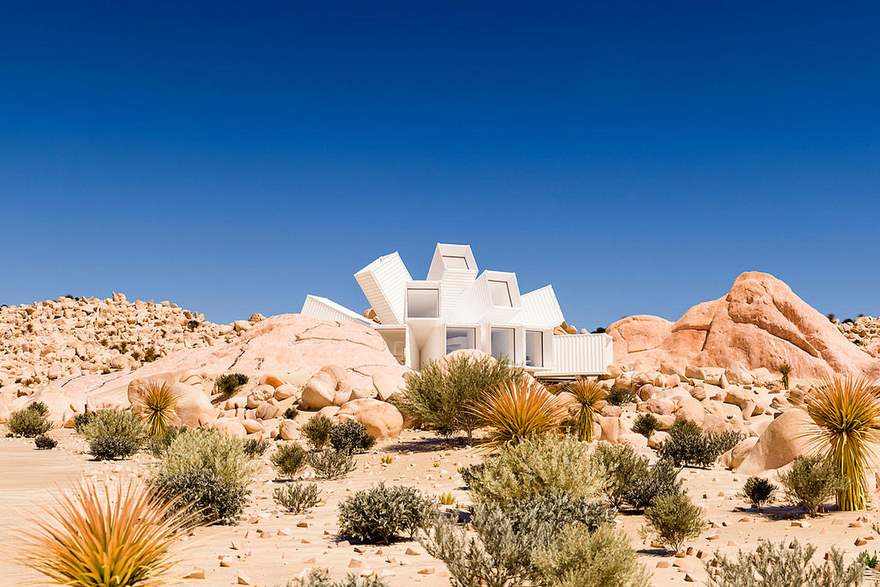 Architekt konzipiert unglaubliches Haus aus Schiffscontainern: The Joshua Tree Residence 9