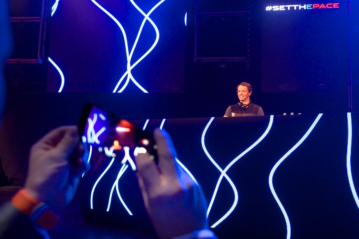 Star-DJ Alle Farben begeistert 500 Gäste beim exklusiven E-Pace Konzert 5
