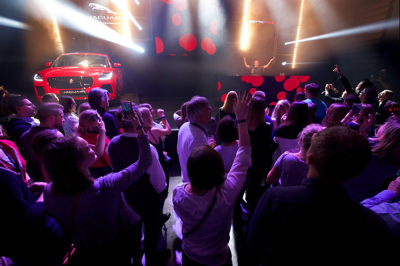 Star-DJ Alle Farben begeistert 500 Gäste beim exklusiven E-Pace Konzert 8