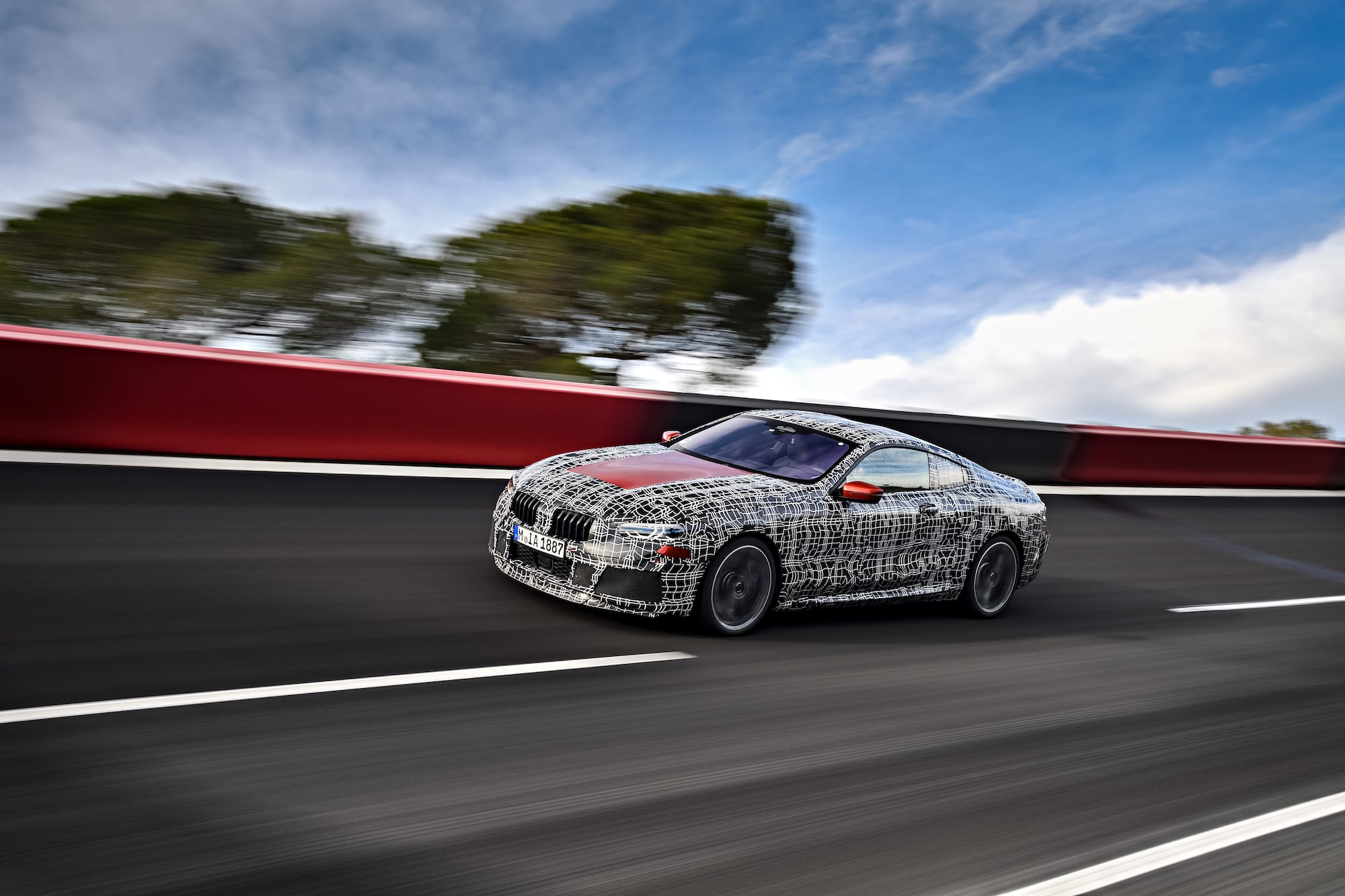 Warm-up in Italien: Das neue BMW 8er Coupé auf der Rennstrecke in Aprilia 2