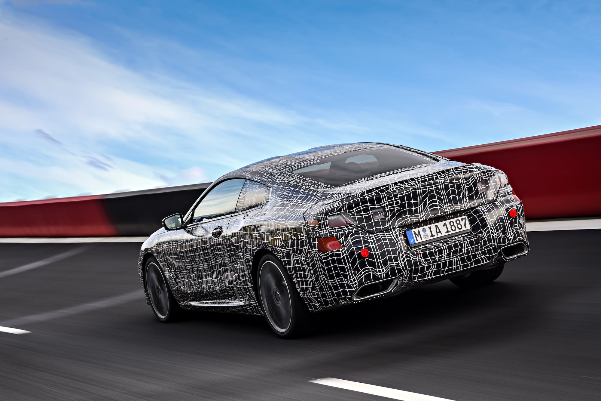Warm-up in Italien: Das neue BMW 8er Coupé auf der Rennstrecke in Aprilia 3