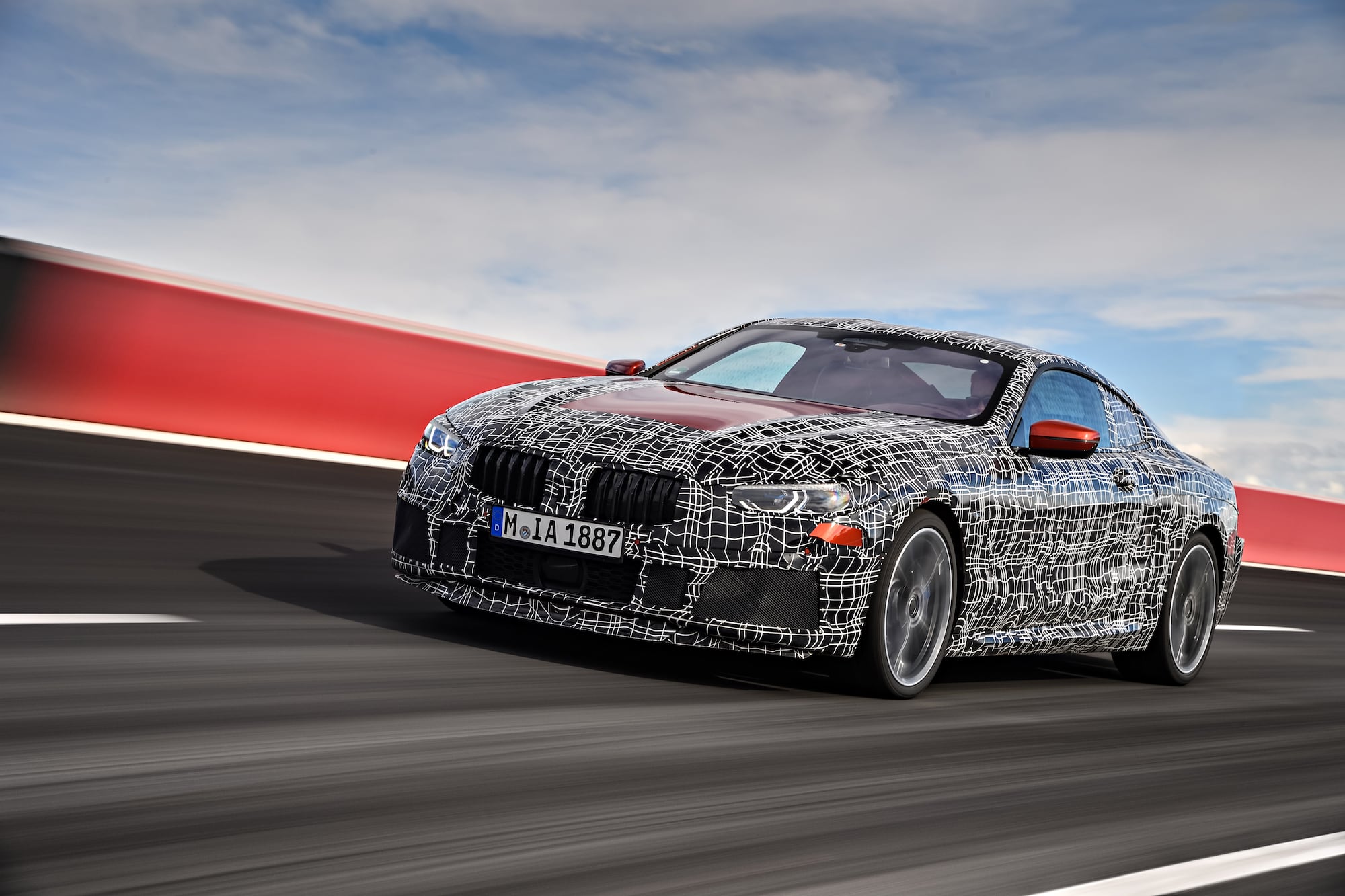 Warm-up in Italien: Das neue BMW 8er Coupé auf der Rennstrecke in Aprilia 4