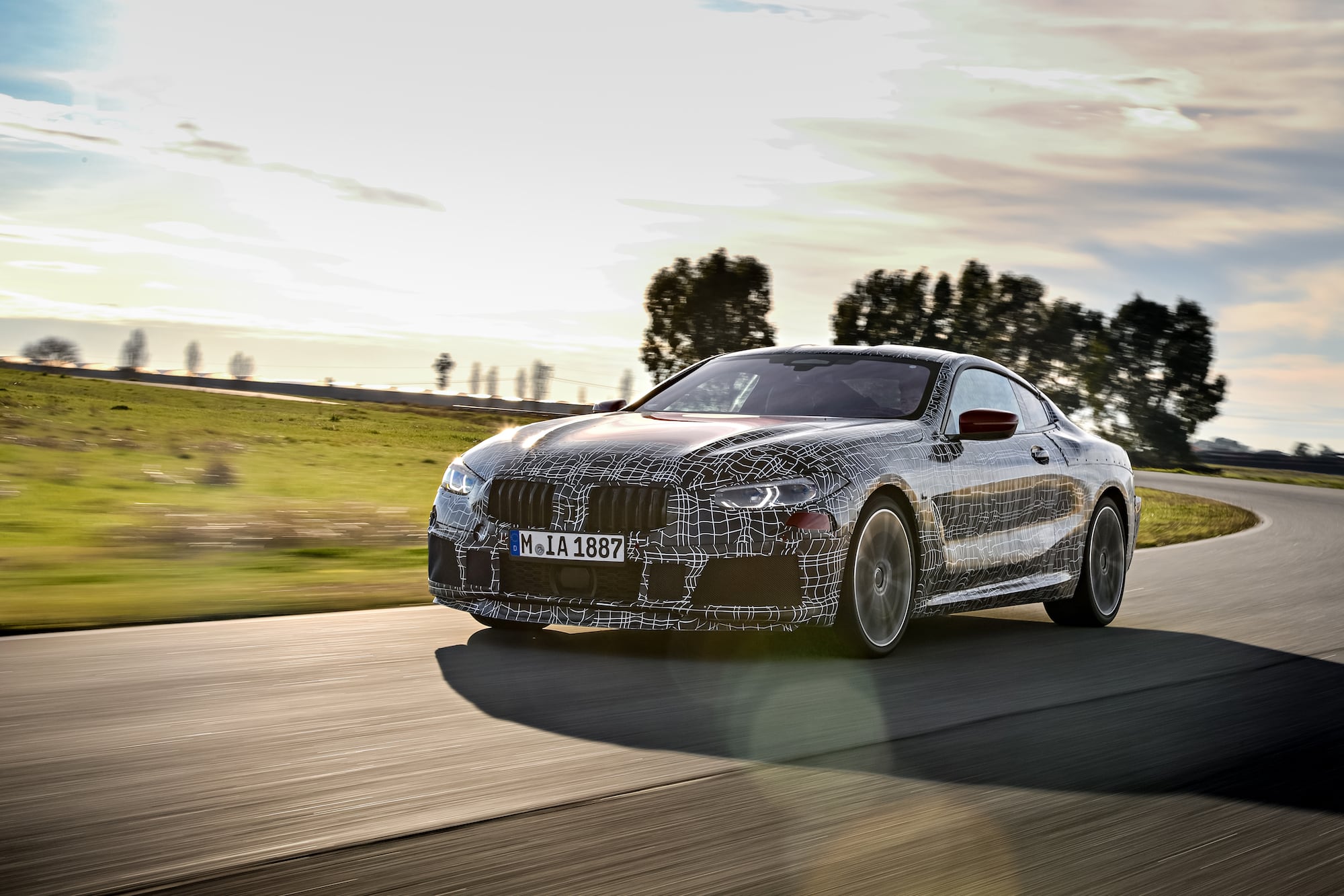 Warm-up in Italien: Das neue BMW 8er Coupé auf der Rennstrecke in Aprilia 5