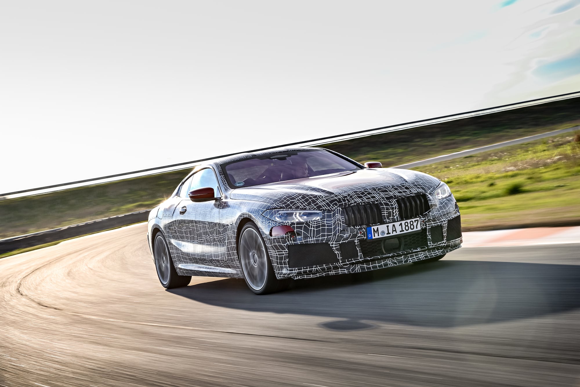 Warm-up in Italien: Das neue BMW 8er Coupé auf der Rennstrecke in Aprilia 6