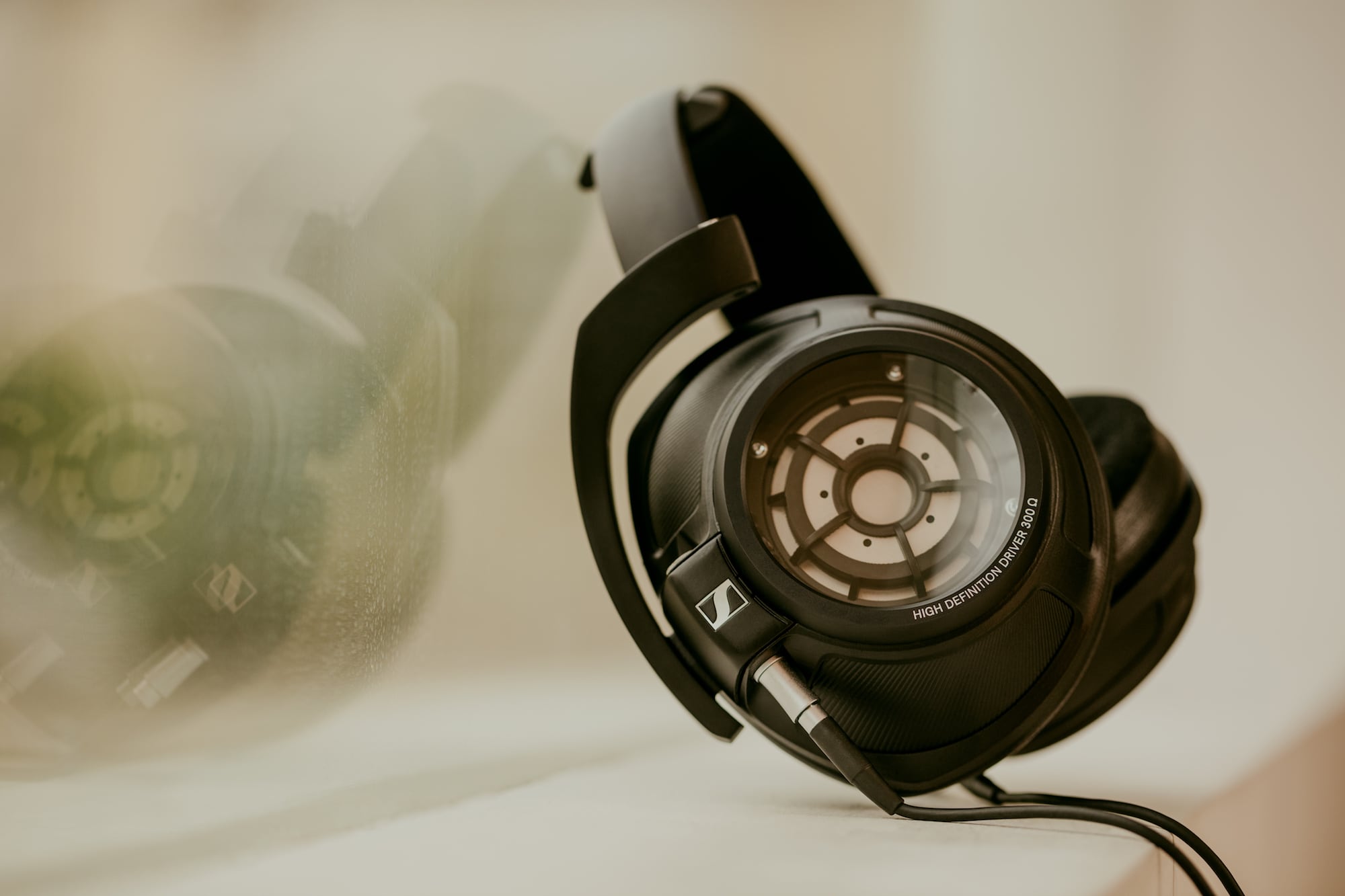 Sennheiser präsentiert neuen, geschlossenen Kopfhörer HD 820 mit Glasabdeckung 2