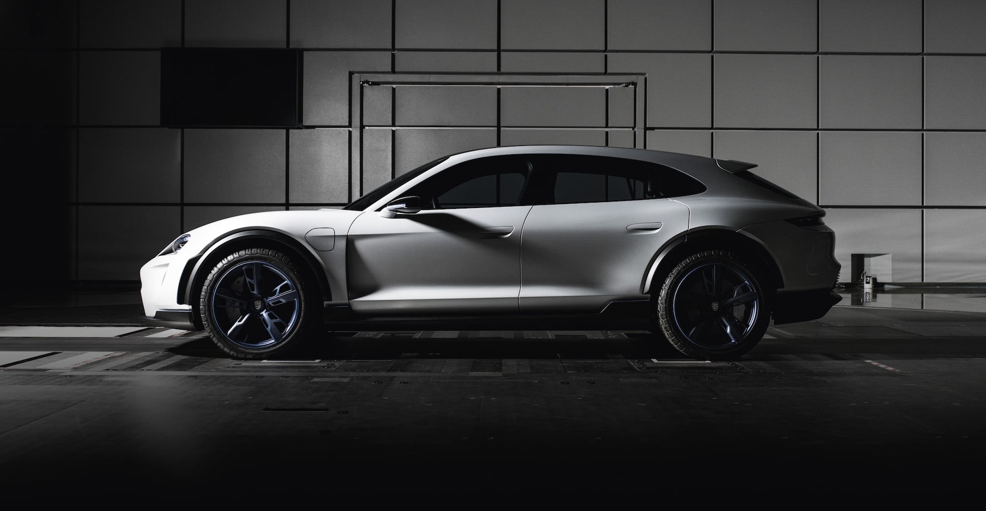 Porsche Mission E Cross Turismo 01