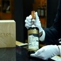 Mann kauft im Flughafen-Shop den teuersten Whisky der Welt für $1.2 Millionen Dollar