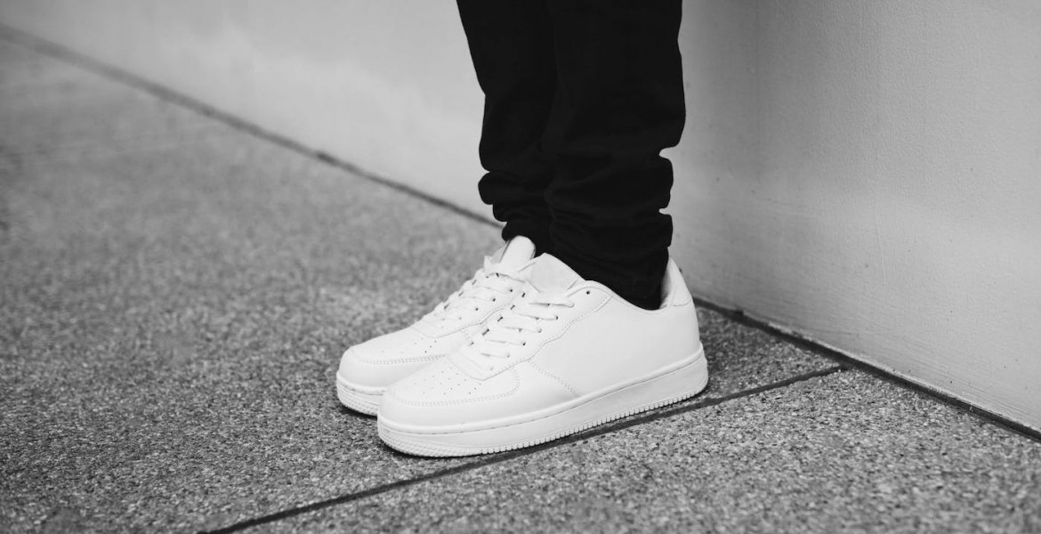 Saubere Sneakers in nur 5 Schritten: So erstrahlen weiße Sneakers wieder
