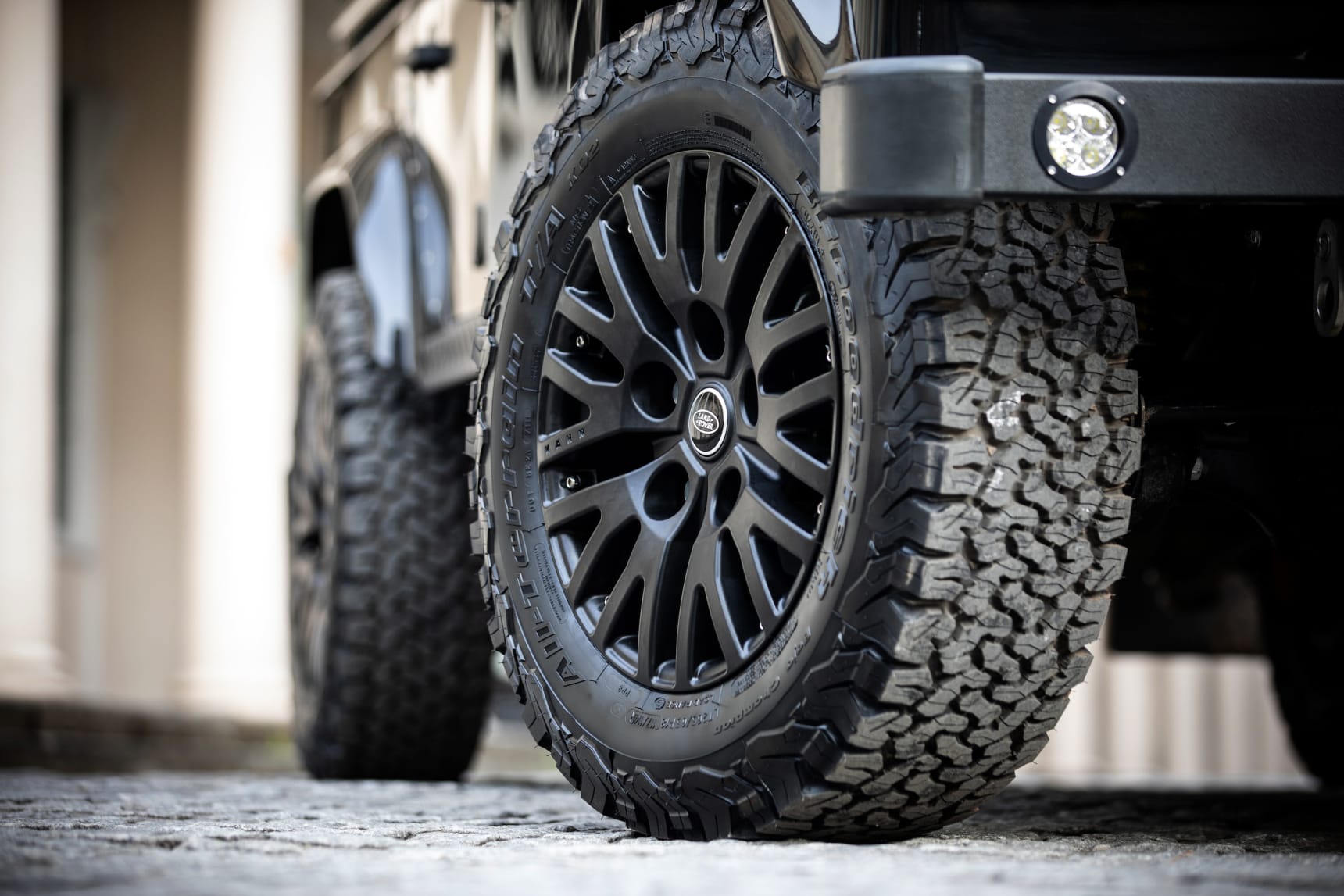 Der umgebaute 1989 Land Rover Defender NEO von Arkonik 3