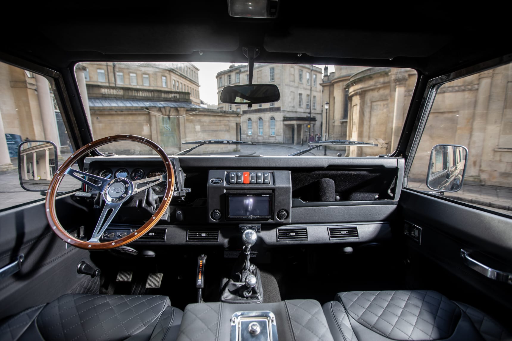 Der umgebaute 1989 Land Rover Defender NEO von Arkonik 4