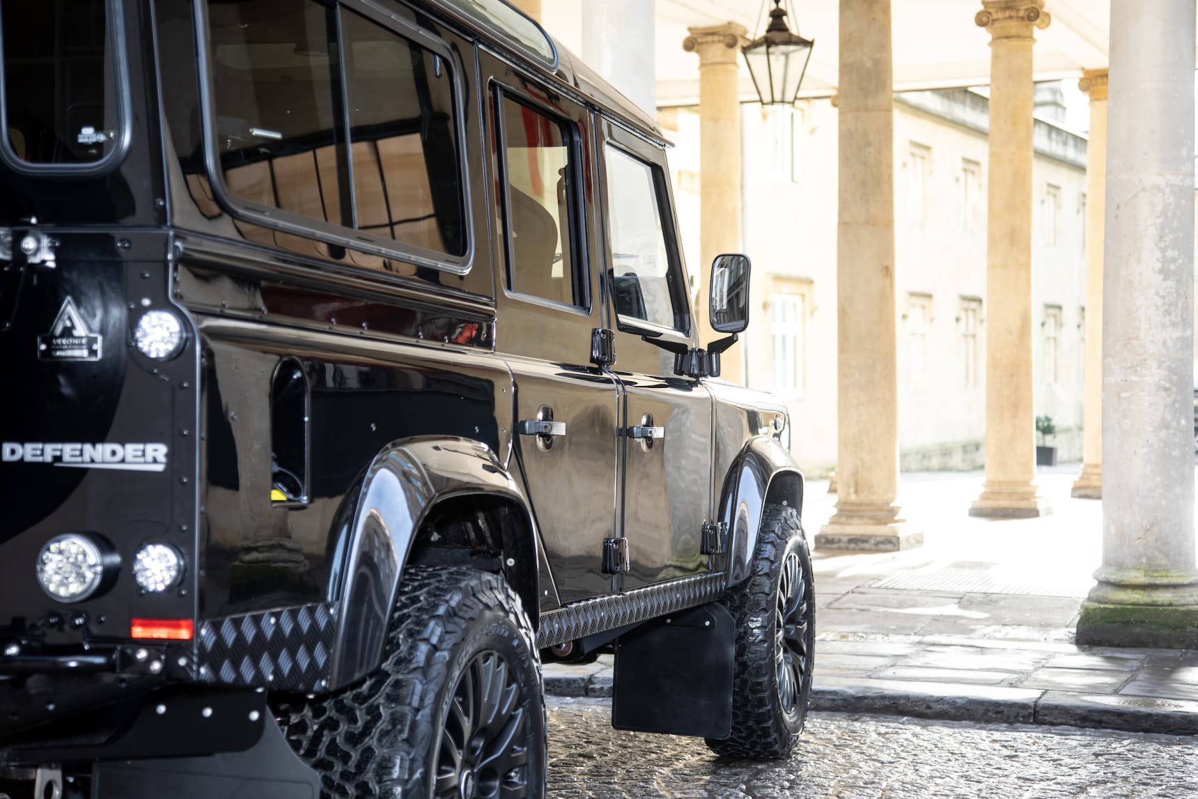 Der umgebaute 1989 Land Rover Defender NEO von Arkonik 5